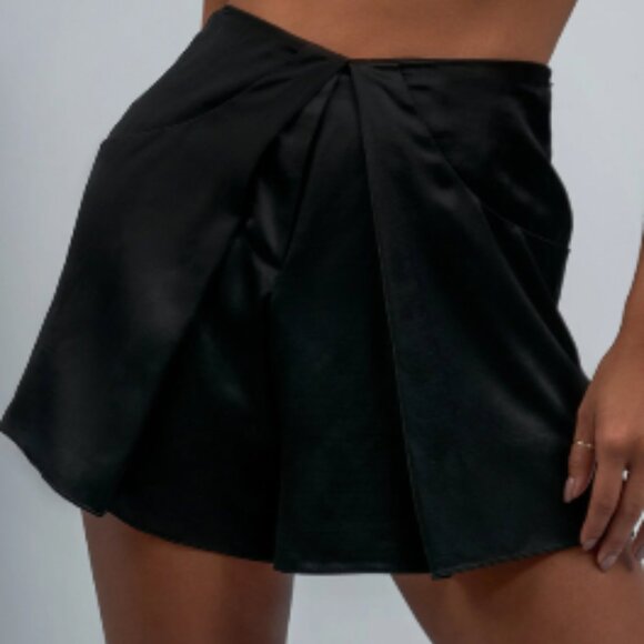 Tata Short - Picture 2 of 5